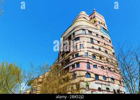 Darmstadt, Allemagne 08 avril 2018 : immeuble Waldspirale à Darmstadt. Il a été conçu par Friedensreich Hundertwasser, terminé en 2000 Banque D'Images