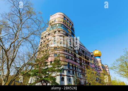 Darmstadt, Allemagne 08 avril 2018 : immeuble Waldspirale à Darmstadt. Il a été conçu par Friedensreich Hundertwasser, terminé en 2000 Banque D'Images