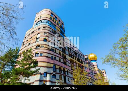 Darmstadt, Allemagne 08 avril 2018 : immeuble Waldspirale à Darmstadt. Il a été conçu par Friedensreich Hundertwasser, terminé en 2000 Banque D'Images