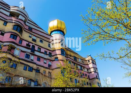 Darmstadt, Allemagne 08 avril 2018 : immeuble Waldspirale à Darmstadt. Il a été conçu par Friedensreich Hundertwasser, terminé en 2000 Banque D'Images