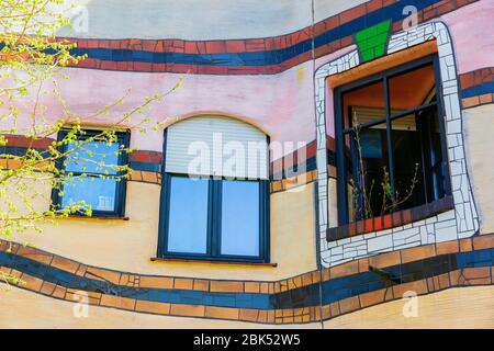 Darmstadt, Allemagne le 08 avril 2018 : détail de la façade du bâtiment Waldspirale à Darmstadt. Il a été conçu par Friedensreich Hundertwasser, terminé 2 Banque D'Images