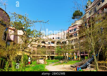 Darmstadt, Allemagne 08 avril 2018 : immeuble Waldspirale à Darmstadt. Il a été conçu par Friedensreich Hundertwasser, terminé en 2000 Banque D'Images