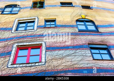 Darmstadt, Allemagne le 08 avril 2018 : détail de la façade du bâtiment Waldspirale à Darmstadt. Il a été conçu par Friedensreich Hundertwasser, terminé 2 Banque D'Images