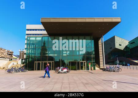 Darmstadt, Allemagne - 08 avril 2018 : entrée principale de l'Université technique de Darmstadt avec des personnes non identifiées. C'était la 1ère université allemande Banque D'Images