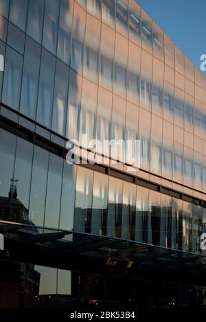 Centre commercial Retail Arcade bureaux verre Bardage Matte Bronze Shadows One 1 New change, Londres EC4M par ateliers Jean nouvel Banque D'Images