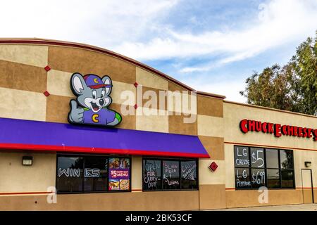 Le magasin de fromage Chuck E à Modesto a du mal à rester ouvert pendant la pandémie en offrant de la pizza à emporter. Banque D'Images