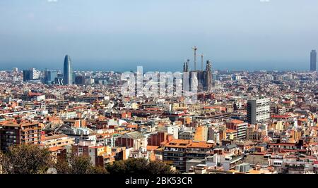 Vue panoramique sur Barcelone, Catalogne, Espagne. La Sagrada Familia vue au loin. Banque D'Images