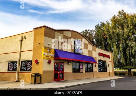 Le magasin de fromage Chuck E à Modesto a du mal à rester ouvert pendant la pandémie en offrant de la pizza à emporter. Banque D'Images