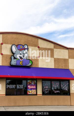 Le magasin de fromage Chuck E à Modesto a du mal à rester ouvert pendant la pandémie en offrant de la pizza à emporter. Banque D'Images