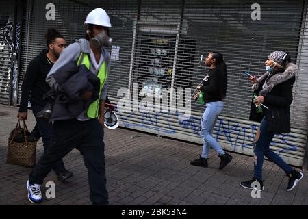 New York City, États-Unis. 01 mai 2020. Les gens marchent devant un distributeur automatique vendant des masques de protection KN 95 en raison de la pandémie COVID-19 dans un espace de vente libre, le long de Delancey Street à New York, NY, le 1er mai 2020. La porte avant du magasin a été modifiée de sorte que les gens puissent accéder à la machine et acheter un masque pour 4 $ US car les New Yorkers sont tenus de porter des masques de visage en raison de la pandémie COVID-19 en public si les distanciation sociale ne sont pas possibles. (Anthony Behar/Sipa USA) crédit: SIPA USA/Alay Live News Banque D'Images