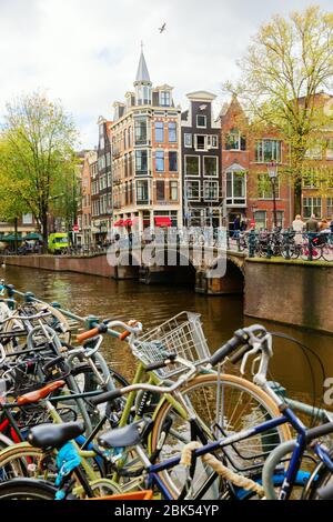 Amsterdam, Pays-Bas - 28 octobre 2019: Paysage urbain avec canal typique à Amsterdam, avec des personnes non identifiées. Amsterdam est la capitale et la plupart des popu Banque D'Images