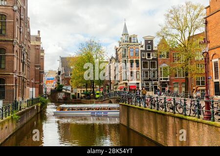 Amsterdam, Pays-Bas - 28 octobre 2019: Paysage urbain avec canal typique à Amsterdam, avec des personnes non identifiées. Amsterdam est la capitale et la plupart des popu Banque D'Images