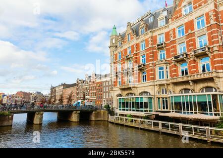 Amsterdam, Pays-Bas - 28 octobre 2019: Hôtel de l'Europe à Amsterdam, avec des personnes non identifiées. L'hôtel de l'Europe est un hôtel de luxe 5 étoiles al Banque D'Images