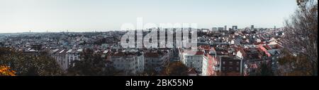 Une vue panoramique d'un Lisbonne depuis les sommets : un horizon urbain avec de nombreuses maisons, rues et routes traditionnelles portugaises Banque D'Images
