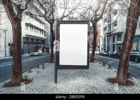 Maquette d'une affiche d'information vide dans un cadre urbain près des routes de la ville; un modèle de bannière de rue verticale vierge sur le trottoir dans une allée Banque D'Images