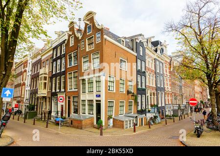 Amsterdam, Pays-Bas - 28 octobre 2019 : paysage urbain avec bâtiments typiques à Amsterdam, avec des personnes non identifiées. Amsterdam est la capitale et la plupart Banque D'Images