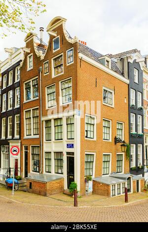 Amsterdam, Pays-Bas - 28 octobre 2019: Paysage urbain avec canal typique à Amsterdam, avec des personnes non identifiées. Amsterdam est la capitale et la plupart des popu Banque D'Images