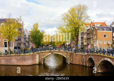 Amsterdam, Pays-Bas - 28 octobre 2019: Paysage urbain avec canal typique à Amsterdam, avec des personnes non identifiées. Amsterdam est la capitale et la plupart des popu Banque D'Images