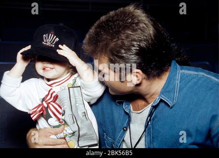 Billy Ray Cyrus et sa fille Miley Cyrus au hommage d'Elvis Presley à Memphis.8 octobre 1994 crédit: Scott Weiner/MediaPunch Banque D'Images