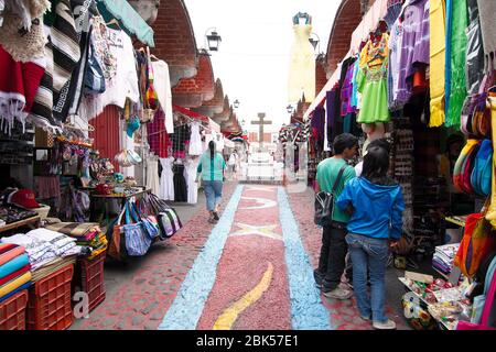 Puebla City, Puebla, Mexique - 2019: Les gens font leurs courses à El Parián, le plus grand et unique marché traditionnel de la artisanat de Puebla. Banque D'Images