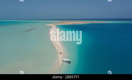 (200501) -- RIYAD, 1 mai 2020 (Xinhua) -- photo de dossier prise le 29 mars 2020 montre le site du projet de la mer Rouge sur la côte de la mer Rouge en Arabie Saoudite. Le projet de la mer Rouge, l'un des projets touristiques les plus ambitieux d'Arabie Saoudite, a récemment identifié l'emplacement de ses villas et hôtels sur la mer, a déclaré la Red Sea Development Company dans un communiqué de presse le 1er mai 2020. (La Société de développement de la mer Rouge/document d'informations via Xinhua) Banque D'Images