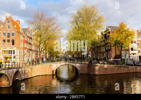 Amsterdam, Pays-Bas - 28 octobre 2019: Paysage urbain avec canal typique à Amsterdam, avec des personnes non identifiées. Amsterdam est la capitale et la plupart des popu Banque D'Images