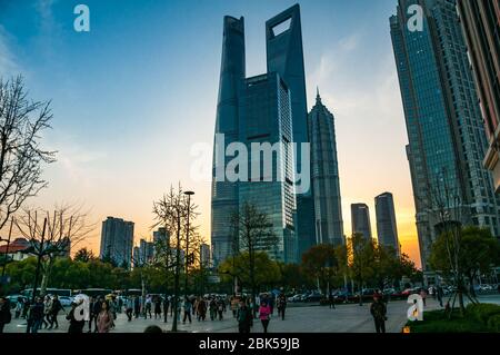 La tour Jinmao Tower, Shanghai et Shanghai World Financial Center gratte-ciel vu au coucher du soleil à partir de autour de la station de métro Dongchang Road. Banque D'Images