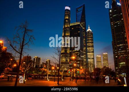 La tour Jinmao Tower, Shanghai et Shanghai World Financial Center gratte-ciel vu à pendant l'heure bleue (soir) du sous Dongchang Road Banque D'Images