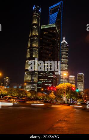 La tour Jinmao Tower, Shanghai et Shanghai World Financial Center gratte-ciel vu la nuit de Pudong South Road, à proximité de métro Dongchang Road stat Banque D'Images