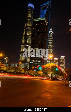 La tour Jinmao Tower, Shanghai et Shanghai World Financial Center gratte-ciel vu la nuit de Pudong South Road, à proximité de métro Dongchang Road stat Banque D'Images