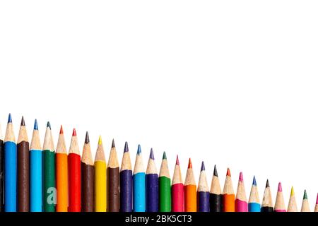 Crayons multicolores disposés sur fond blanc. Copier l'espace Banque D'Images