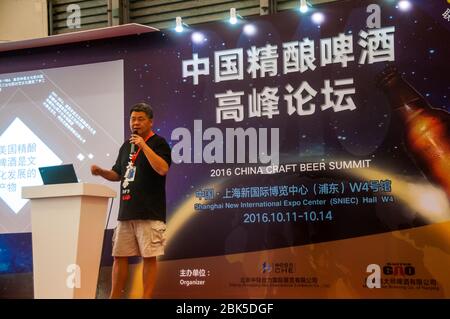 Maîtrise basée sur Nanjing Gao Brewery's propriétaire et fondateur Gao Yan s'exprimant lors de la Chine 2016 Sommet de la bière artisanale à Shanghai Banque D'Images