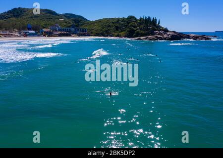 Surfeurs à la plage de Joaquina à Florianópolis, Santa Catarina, Brésil. Banque D'Images