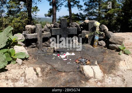 Détail de l'autel syncrétique situé sur le sommet de la colline de Pascual Abaj où des cérémonies de guérison maya sont pratiquées. Banque D'Images