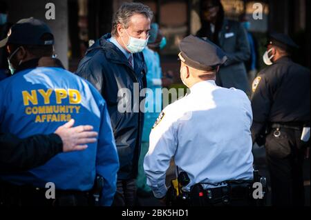 Brooklyn, États-Unis d'Amérique . 01 mai 2020. Le maire Bill de Blasio s'entretient avec un officier du NYPD au Centre médical Interbaith de Brooklyn, New York, le 1er mai 2020. (Photo de Gabriele Holtermann-Gorden/Sipa USA) crédit: SIPA USA/Alay Live News Banque D'Images