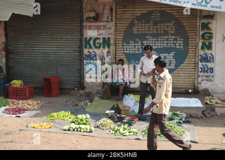 Ville Valsad, état Gujarat, pays-Inde 20/04/2020 les gens achètent des légumes et des fruits pendant le temps allot ed pendant la fermeture Banque D'Images