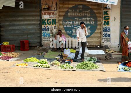 Ville Valsad, état Gujarat, pays-Inde 20/04/2020 les gens achètent des légumes et des fruits pendant le temps allot ed pendant la fermeture Banque D'Images