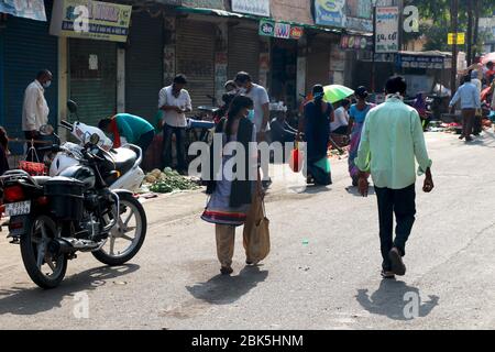 Ville Valsad, état Gujarat, pays-Inde 20/04/2020 les gens achètent des légumes et des fruits pendant le temps allot ed pendant la fermeture Banque D'Images