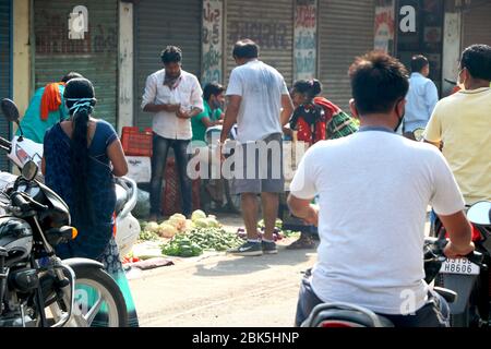 Ville Valsad, état Gujarat, pays-Inde 20/04/2020 les gens achètent des légumes et des fruits pendant le temps allot ed pendant la fermeture Banque D'Images