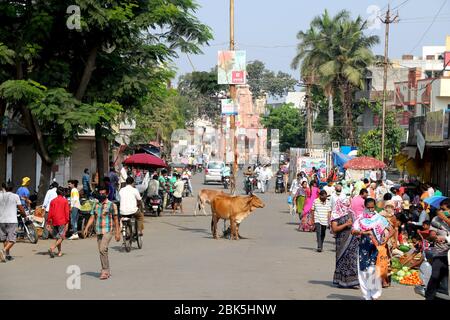 Ville Valsad, état Gujarat, pays-Inde 20/04/2020 les gens achètent des légumes et des fruits pendant le temps allot ed pendant la fermeture Banque D'Images