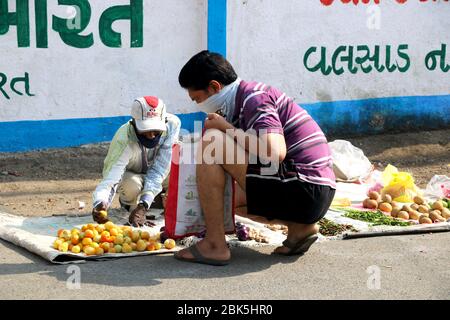 Ville Valsad, état Gujarat, pays-Inde 20/04/2020 les gens achètent des légumes et des fruits pendant le temps allot ed pendant la fermeture Banque D'Images