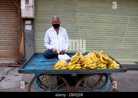 Ville Valsad, état Gujarat, pays-Inde 28/04/2020 vendeur de rue vendant masque de port de banane pendant la fermeture en inde Banque D'Images