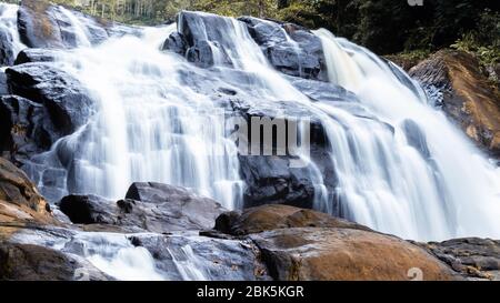 Photographie d'une cascade à Deniyaya Banque D'Images