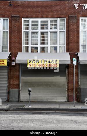 Los Angeles, CA/USA - 28 avril 2020: Pour le bail signe sur la boutique de détail comme les propriétaires deviennent incapables de payer le loyer pendant l'arrêt du coronavirus Banque D'Images