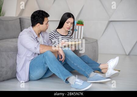 Jeune homme triste et femme avec une enveloppe dans les mains. Banque D'Images