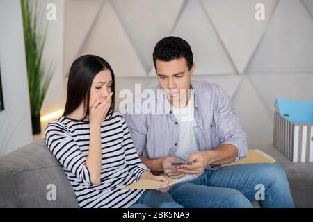 Congédié du travail et reçu peu d'argent mari et femme bouleversée. Banque D'Images