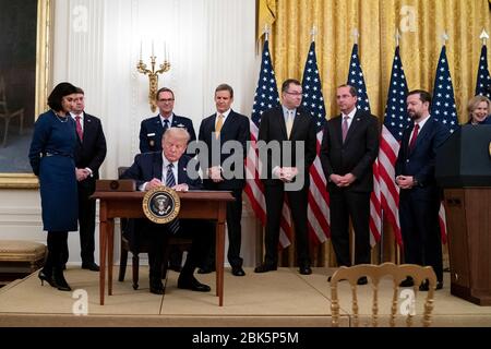 Washington, États-Unis d'Amérique. 30 avril 2020. Le président Donald J. Trump, accompagné des membres du Cabinet et des conseillers supérieurs de la Maison Blanche, signe une proclamation désignant le mois de mai comme mois des Américains âgés jeudi 30 avril 2020 dans la salle est de la Maison Blanche. Population : le président Donald Trump crédit : le groupe médias de tempêtes/Alay Live News Banque D'Images