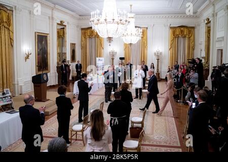Washington, États-Unis d'Amérique. 28 avril 2020. Le président Donald J. Trump et conseiller du président Ivanka Trump se sont applaudis lorsqu'ils arrivent à un événement sur le programme de protection des chèques de paie et sur son soutien aux petites entreprises lors de la pandémie de coronavirus mardi 28 avril 2020 dans la salle est de la Maison Blanche. Population : le président Donald Trump, Ivanka Trump crédit : le groupe médias de tempêtes/Alay Live News Banque D'Images