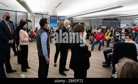 Kokomo, États-Unis d'Amérique. 30 avril 2020. Le vice-président Mike Pence, accompagné de conseillers supérieurs de la Maison Blanche, s'adresse aux employés lors d'une visite aux installations de production du ventilateur GM/Ventec jeudi 30 avril 2020 à Kokomo, Ind. People: Vice-président Mike Pence Credit: Storms Media Group/Alay Live News Banque D'Images