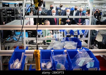 Kokomo, États-Unis d'Amérique. 30 avril 2020. Le vice-président Mike Pence, accompagné de conseillers supérieurs de la Maison Blanche, participe à une visite à pied du centre de production de ventilateur GM/Ventec jeudi 30 avril 2020 à Kokomo, Ind People: Vice-président Mike Pence Credit: Storms Media Group/Alay Live News Banque D'Images